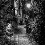 Gasse bei Nacht / Canon EF-S 18-135mm f/3.5-5.6 IS USM / © Jörn Dohrendorf 2018