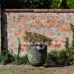 Blumenkübel vor Backsteinmauer / Canon EF-S 18-135mm f/3.5-5.6 IS USM / © Jörn Dohrendorf 2018