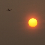 Sonne mit Flugzeug / Canon EF-S 55-250mm f/4-5.6 IS STM / © Jörn Dohrendorf 2017