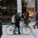 Mann mit Fahrrad / Canon EF-S 18-135mm f/3.5-5.6 IS USM / © Jörn Dohrendorf 2018