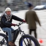 Mann mit Fahrrad und doofem Palituch / Canon EF-S 18-135mm f/3.5-5.6 IS USM / © Jörn Dohrendorf 2018