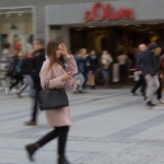 Frau mit Handtasche / Canon EF-S 18-135mm f/3.5-5.6 IS USM / © Jörn Dohrendorf 2018