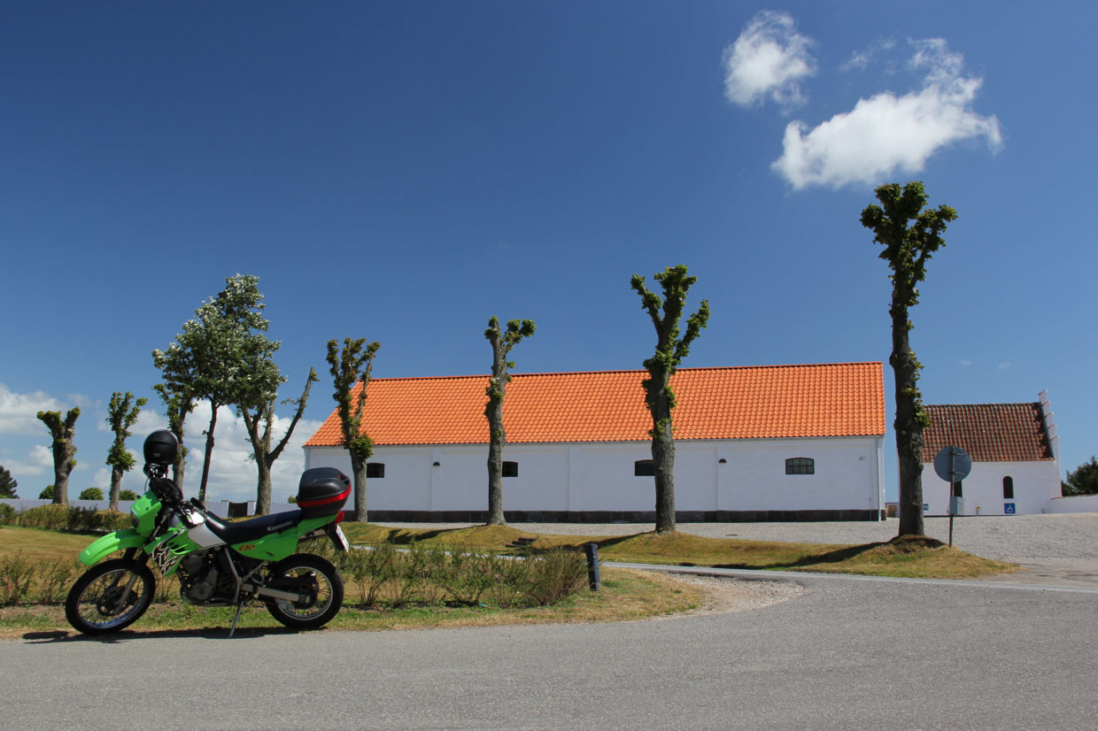 Das Pfarrhaus der Fanefjord-Kirche und meine KLR / © Jörn Dohrendorf 2014