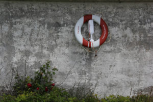 Rettungsring mit Rose / © Jörn Dohrendorf 2014